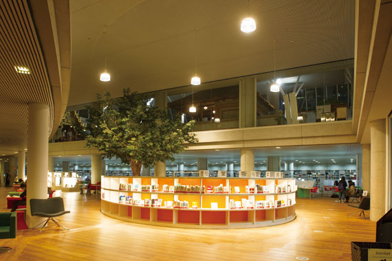 Kanda University of International Studies No. 7 Building First-Floor Library